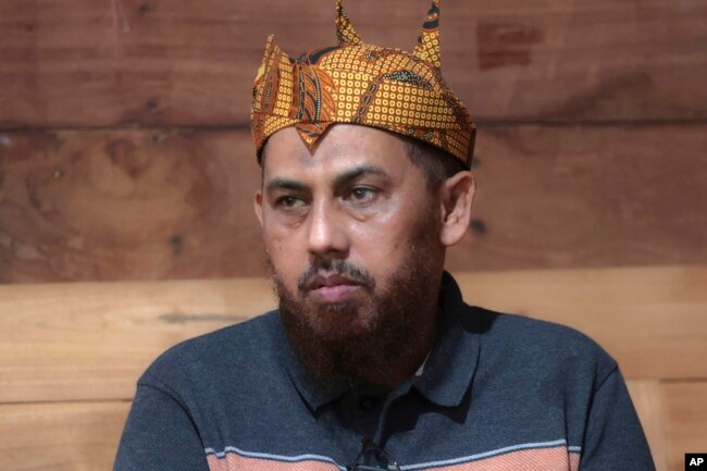Umar Patek saat berkunjung ke rumah teman lamanya Ali Fauzi, mantan militan yang kini menjalankan program deradikalisasi, di Lamongan, Jawa Timur, Indonesia, Selasa, 13 Desember 2022. (AP/Trisnadi)