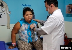 Dana Garcia, 8 tahun, menjalani pemeriksaan medis di Zeta Clinic dari Yayasan "Chubs Heart" di Medellin, 26 Februari 2015. (Foto: Reuters)