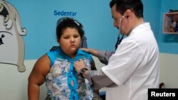 Seorang anak berusia 8 tahun yang menderita obesitas menjalani pemeriksaan di sebuah klinik di Medellin, Kolombia, pada 26 Februari 2015. (Foto: Reuters/Fredy Builes)