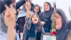 دختر خردسال هیمن حمزه بر مزار این جانباخته اعتراضات
