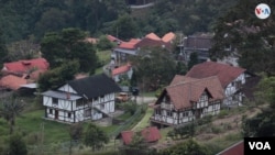 La Colonia Tovar es famosa en Venezuela por sus casas de estilo bávaro de techos rojos. Foto: Nicole Kolster, VOA.