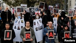 지난 10일 터키 수도 이스탄불에서 이란 정부의 반정부 시위 참가자 처형에 항의하는 집회가 열렸다.