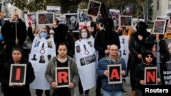 Turkiyada eronliklar Tehrondagi rahbariyatga qarshi namoyishda, Istanbul, 10-dekabr, 2022 