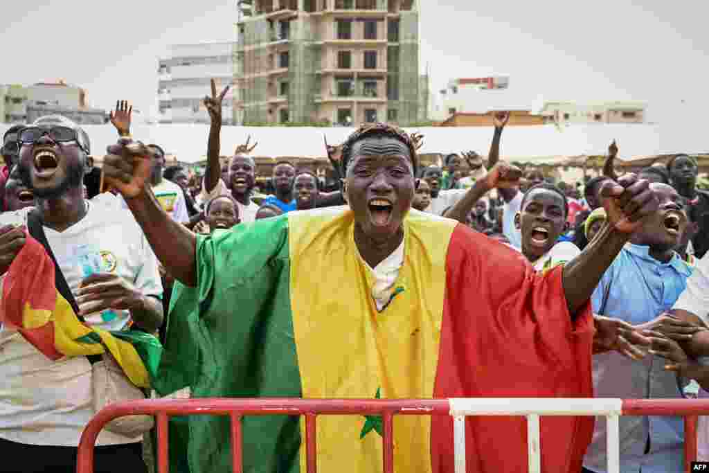 Bakumisi ba Sénégal wuto Dakar, basepeli nsima na ekonga 3-1 ya Sénégal liboso lya Qatar na match ya groupe A ya Mondial Qatar 2022, novembre 25 2022. (Photo SEYLLOU / AFP) 