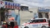 Sebuah ambulans yang membawa korban yang terluka bergerak memasuki Rumah Sakit Kalkaal setelah kelompok militan al-Shabab menyerang hotel Villa Rays di Mogadishu, Somalia, pada 28 November 2022. (Foto: Reuters/Feisal Omar)