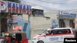 Sebuah ambulans yang membawa korban yang terluka bergerak memasuki Rumah Sakit Kalkaal setelah kelompok militan al-Shabab menyerang hotel Villa Rays di Mogadishu, Somalia, pada 28 November 2022. (Foto: Reuters/Feisal Omar)