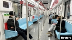 Des passagers dans une rame de métro à Shanghai, en Chine, le 20 décembre 2022.