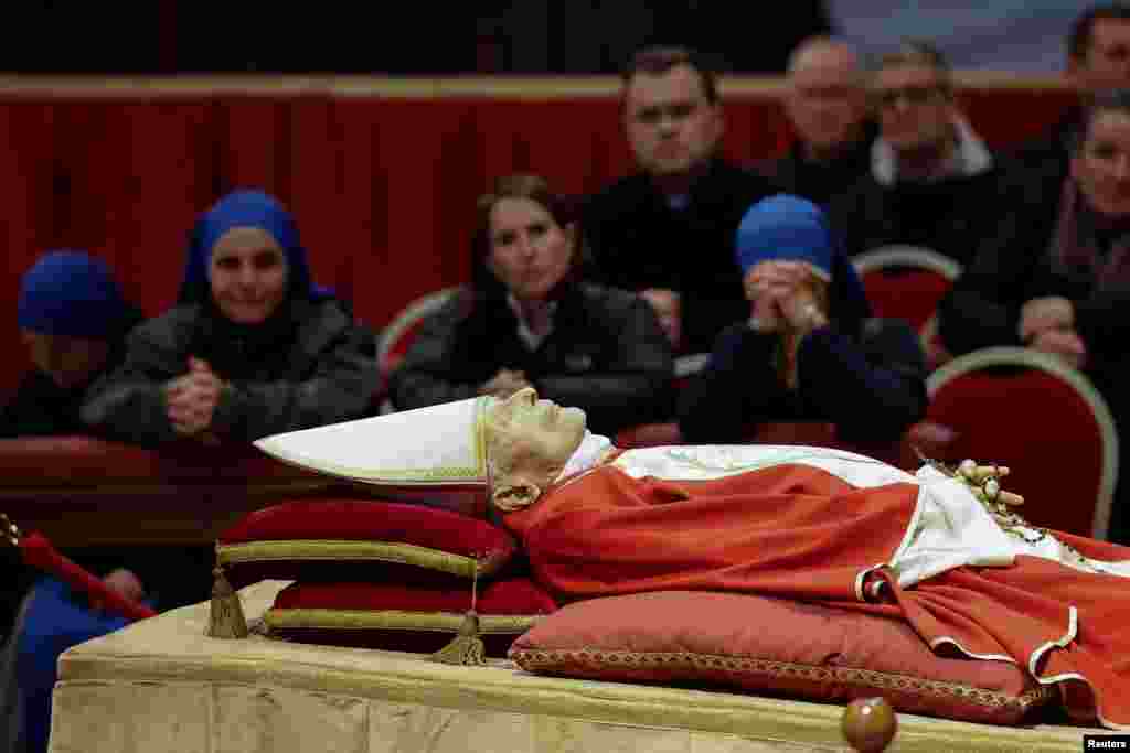 Un grupo de fieles presentan sus respetos ante el cuerpo del&nbsp;difunto papa emérito Benedicto XVI, en la&nbsp;Basílica de San Pedro.&nbsp;