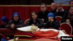 ပုပ်ရဟန်းမင်းကြီးဟောင်း Benedict ရုပ်ကလပ်ကို အများပြည်သူကြည့်ရှုခွင့်ပြုထား.mp3