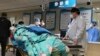 Un paciente es rechazado en la sala de emergencias debido a la falta de espacio en el Hospital Central No. 2 de Baoding, el miércoles 21 de diciembre de 2022, en la ciudad de Zhuozhou, en la provincia de Hebei, en el norte de China. (AP Foto/Dake Kang)