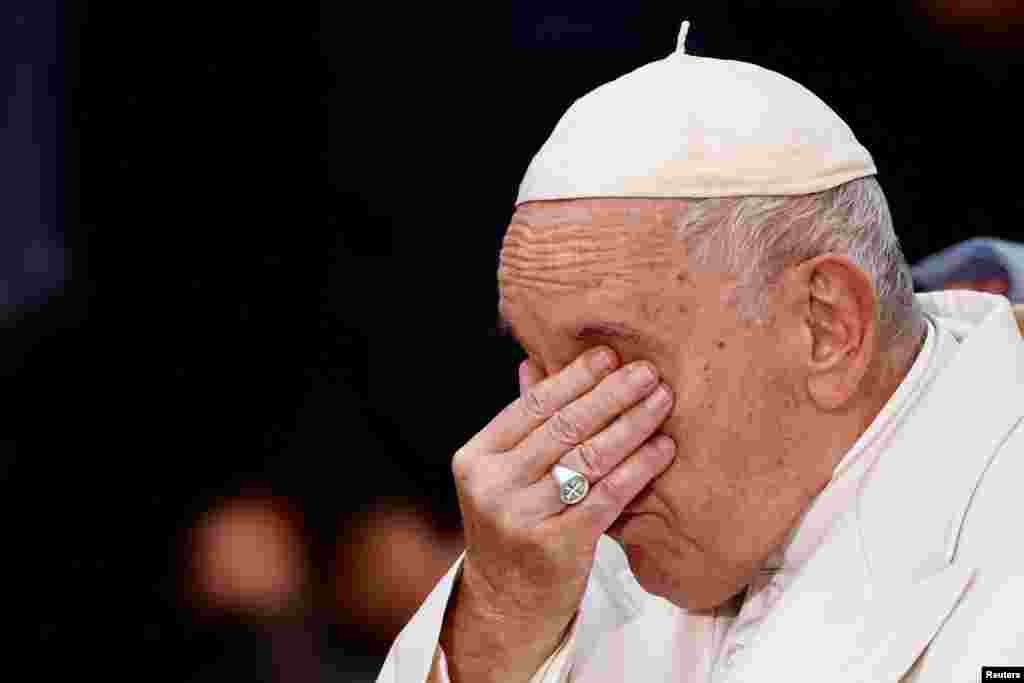 Папата Франциско плаче додека зборуваше за Украина додека присуствуваше на прославената молитва за Безгрешното зачнување на Пјаца ди Спања во Рим, Италија.