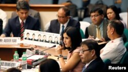 ম্যানিলার ফিলিপাইন সিনেটে বাংলাদেশ কেন্দ্রীয় ব্যাংক থেকে চুরি করা ৮১ মিলিয়ন অর্থ পাচারের বিষয়ে সিনেটের শুনানির সময় একজন ভুয়া ব্যাংক আমানতকারীর ছবি দেখাচ্ছেন আরসিবিসি আইনজীবী ম্যাসেল ফার্নান্দেজ-এস্তাভিলো। (ফাইল ছবি) 