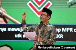 Menkopolhukam Mahfud MD dalam forum audiensi Tim PPHAM bersama PBNU dan ulama NU se-Jawa Timur, Selasa 27 Desember 2022, di Pondok Pesantren Miftachus Sunnah, Surabaya. (Foto: Courtesy/Menkopolhukam)