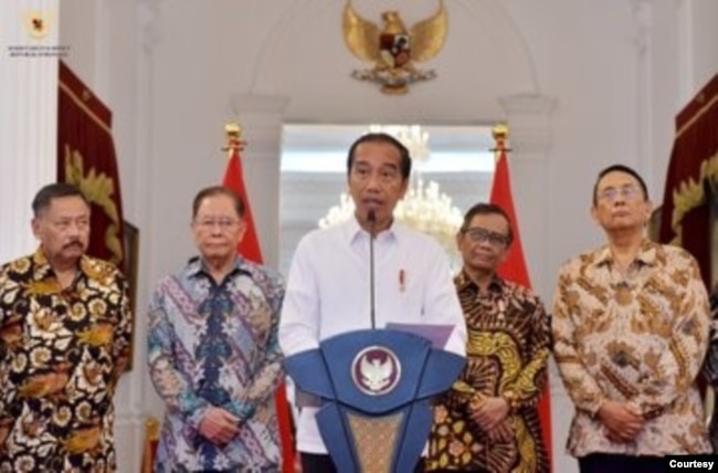 Presiden Joko Widodo menerima Laporan Tim Penyelesaian Non-Yudisial Pelanggaran Hak Asasi Manusia yang Berat Masa Lalu (PPHAM), di Istana Merdeka, Jakarta, Rabu (11/01/2023) pagi. Foto: Humas Setkab/Agung