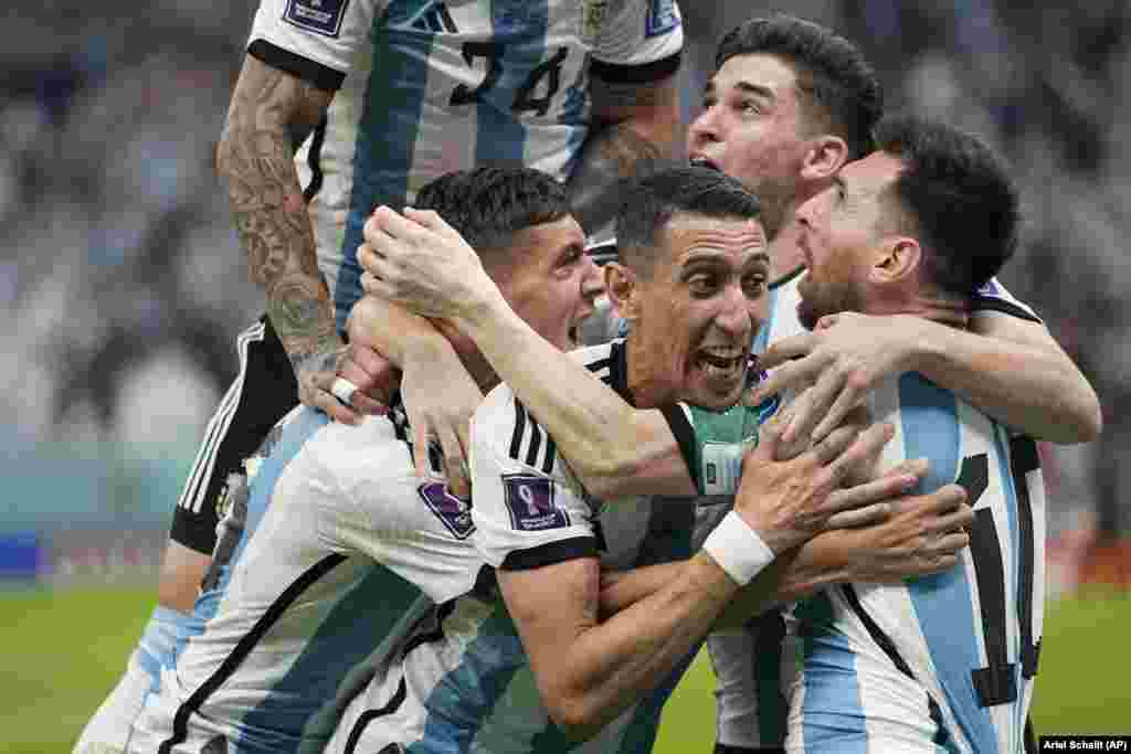 Jogadores da Argentina celebram primeiro golo contra o México. Argentina 2-0 México, estádio de Lusail, Mundial do Qatar. 26 Nov, 2022