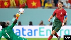 Le Portugais Cristiano Ronaldo est désormais le premier joueur à marquer lors de cinq Coupes du monde.