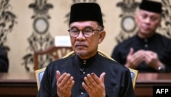នាយករដ្ឋមន្ត្រី​ជ្រើសតាំង​ថ្មី​របស់​ប្រទេស​ម៉ាឡេស៊ី​គឺ​លោក Anwar Ibrahim ធ្វើ​ការ​សូត្រ​ធម៌​ក្រោយ​ពី​ពិធី​ស្បថ​ចូល​កាន់​តំណែង​នៅ​ព្រះបរមរាជវាំង​ក្នុង​ក្រុង​គូឡាឡាំពួ ប្រទេស​ម៉ាឡេស៊ី​ កាល​ពី​ថ្ងៃ​ទី​២៤ ខែ​វិច្ឆិកា ឆ្នាំ​២០២២។