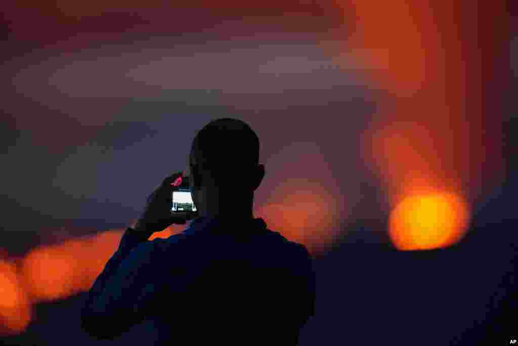 Según el Observatorio Hawaiano de Volcanes, la lava fluye a menos de 1,6 km/h.