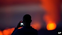En Fotos | La intensidad de la lava del volcán Mauna Loa llama la atención de turistas
