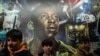 Un grupo de personas posa delante de un mural del legendario futbolista brasileño Pelé en Times Square, Nueva York.