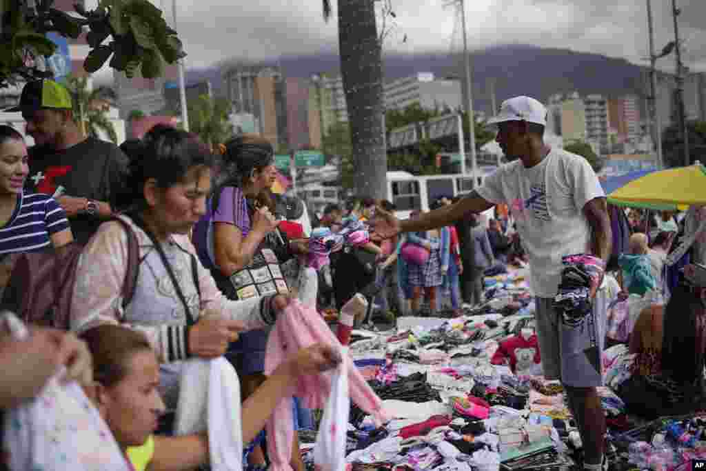 VENEZUELA -&nbsp;Miles de venezolanos intentan conseguir la normalidad y recurren a las ventas callejeras en Caracas o a otras vías para minimizar sus gastos. El país cierra este año con una inflación del 119,5 % que los expertos económicos la consideran &ldquo;endémica&rdquo;. Migrar a otros países de la región y a Estados Unidos es una válvula de escape para los ciudadanos de este país.&nbsp;