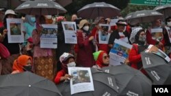 Puluhan PRT hadir dalam aksi damai yang diadakan di depan Istana Merdeka pada 21 Desember 2022, di mana mereka meminta Presiden Joko Widodo dan Ketua DPR RI Puan Maharani segera mengesahkan RUU PPRT. (Foto: VOA/Indra Yoga)