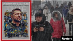 Foto kombinasi: Kiri - Sampul majalah Time edisi "Person of the Year" 2022. (Artwork: Neil Jamieson, Foto: Maxim Dondyuk for TIME/Handout via REUTERS). Hujan salju di pusat kota Kyiv, Ukraina, 7 Desember 2022. (REUTERS/Gleb Garanich)