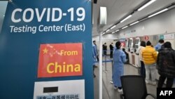 지난달 3일 한국 인천공항에 중국인 여행객을 대상으로 한 신종 코로나바이러스 검사 안내문이 세워져있다. 