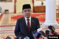 Mensesneg Pratikno memberikan keterangan pers usai Pengucapan Sumpah/Janji Hakim Konstitusi, Rabu (23/11/2022), siang, di Istana Negara, Jakarta. (Foto: Humas Setkab/Jay)