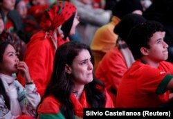 Seorang pendukung Maroko tak dapat menyembunyikan kesedihannya saat Tim Singa Atlas kalah melawan Prancis dalam laga semifinal Piala Dunia 2022 di Qatar. (Foto: REUTERS/Silvio Castellanos)