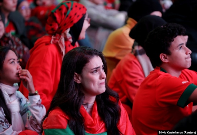 Seorang pendukung Maroko tak dapat menyembunyikan kesedihannya saat Tim Singa Atlas kalah melawan Prancis dalam laga semifinal Piala Dunia 2022 di Qatar. (Foto: REUTERS/Silvio Castellanos)