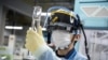 资料照片：一名工作人员正在检测福岛核废水中氚放射性元素的含量（2022年3月5日）