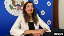 La subsecretaria de Estado de Estados Unidos para la Seguridad Civil, la Democracia y los Derechos Humanos, Uzra Zeya, durante una entrevista con la agencia Reuters en la embajada de Estados Unidos en Doha, Qatar, el 2 de octubre de 2022.