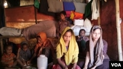 Sebuah keluarga pengungsi Rohingya saat berkumpul di tempat tinggal mereka di Cox's Bazar, Bangladesh. (Foto: VOA/Noor Hossain)