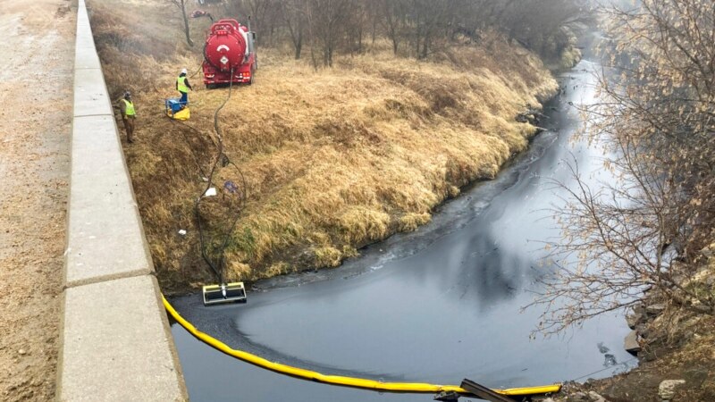 Oil Removal from US Pipeline Spill to Take Days