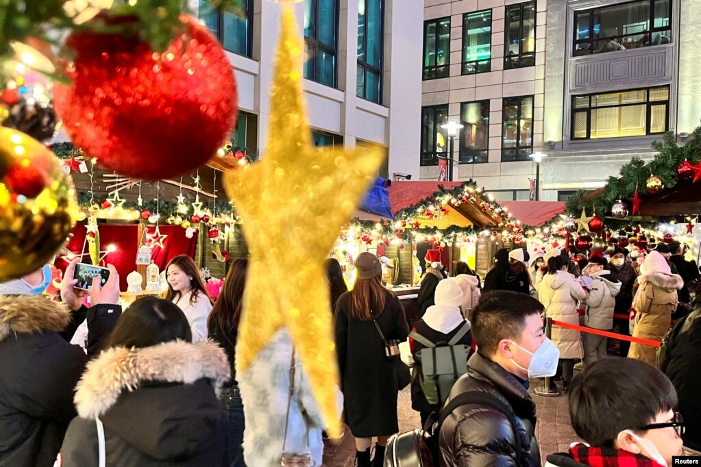 上海市民在新冠疫情施虐期间前往圣诞市场购物游玩。（2022年12月24日）(photo:VOA)