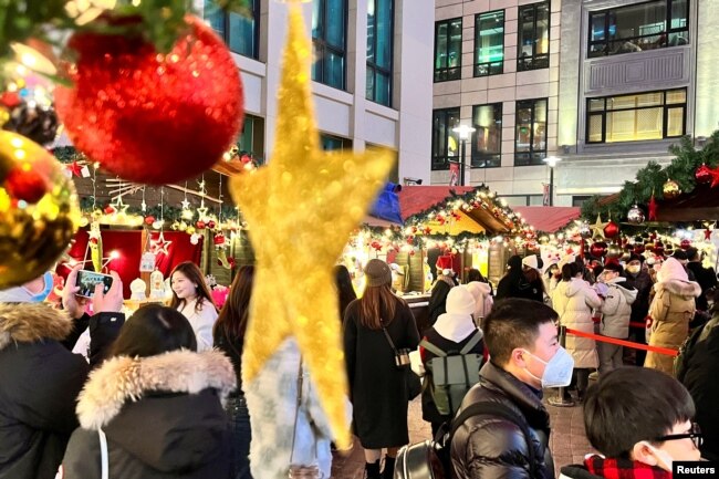 上海市民在新冠疫情施虐期间前往圣诞市场购物游玩。（2022年12月24日）