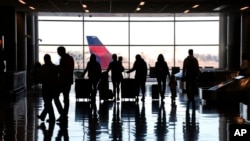 Ljudi prolaze kroz međunarodni aerodrom Salt Lake City, 11. januara 2023.