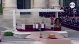 Papa Francisco da último adiós a su predecesor