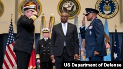 美國戰略司令部公共事務部發佈的圖片顯示，國防部長奧斯汀在內布拉斯加州奧夫特空軍基地參加美國戰略司令部指揮權交接儀式。(2022年12月9日)