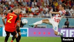 Luka Modric de Croacia (10) en acción con Toby Alderweireld de Bélgica en un partido que concluyó 0-0 y dio el pase a los croatas a octavos de final en la Copa del Mundo de Qatar, el 1 de diciembre de 2022.
