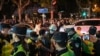 2022年11月27日，在上海乌鲁木齐路举行抗议的人群与警察。（法新社）