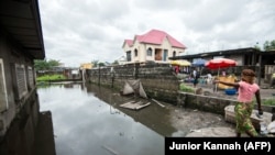 Des eaux envahissant le quartier de Limeté, à Kinshasa, (Archives, le 9 decembre 2015. Photo : Junior Kannah/AFP)