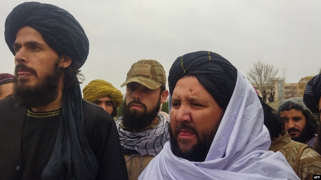 塔利班官员在阿富汗帕尔旺省观看对犯人的公开鞭笞（2022年12月8日）(photo:VOA)
