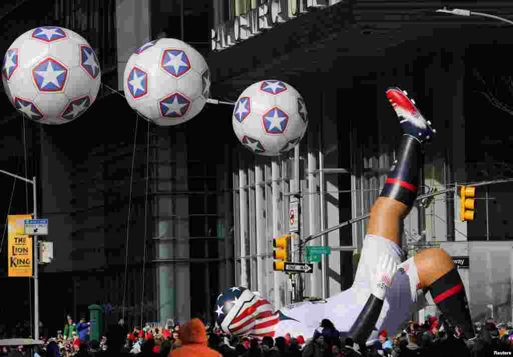 El globo "Striker the U.S. Soccer Star" se ve durante el Desfile del Día de Acción de Gracias de Macy's.