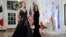 Aktris Jennifer Garner Rive nan dine d Eta Lamezonblanch la ak pitit fi li Violet Affleck, nan Washington, 1 Desanm 2022. Dine a sete pou onore Prezidan Franse Emmanuel Macron.
