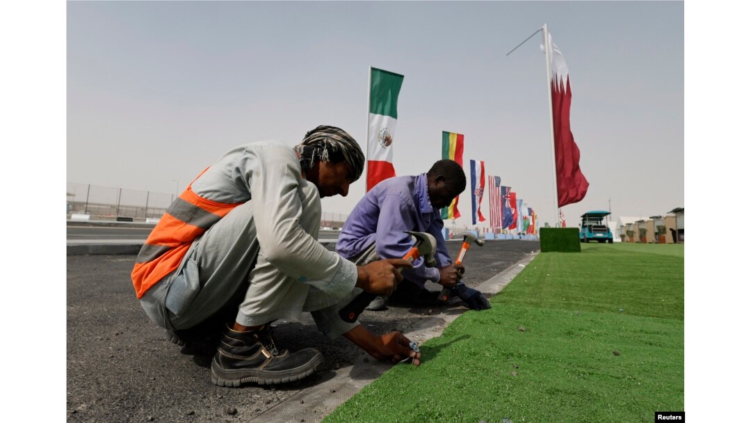 Pekerja melakukan sentuhan akhir di Fan Village Cabins Free Zone jelang Piala Dunia di Doha, Qatar, 9 November 2022. REUTERS/Hamad I Mohammed