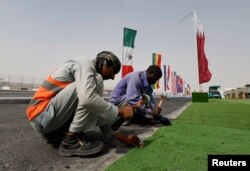 Pekerja melakukan sentuhan akhir di Fan Village Cabins Free Zone jelang Piala Dunia di Doha, Qatar, 9 November 2022. REUTERS/Hamad I Mohammed