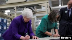 Sekretarka za finansije Dženet Jelen i šefica za finansije Lin Malerba tokom predstavljanja prvih američkih novčanica štampanih sa potpisom dve žene, Fort Vort, Teksas, 8. decembar 2022 ( Foto: REUTERS/Shelby Tauber)