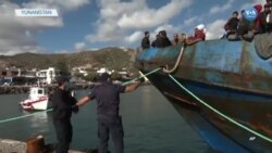 Hurdaya Dönmüş Tekneyle İlerleyen Sığınmacılar 